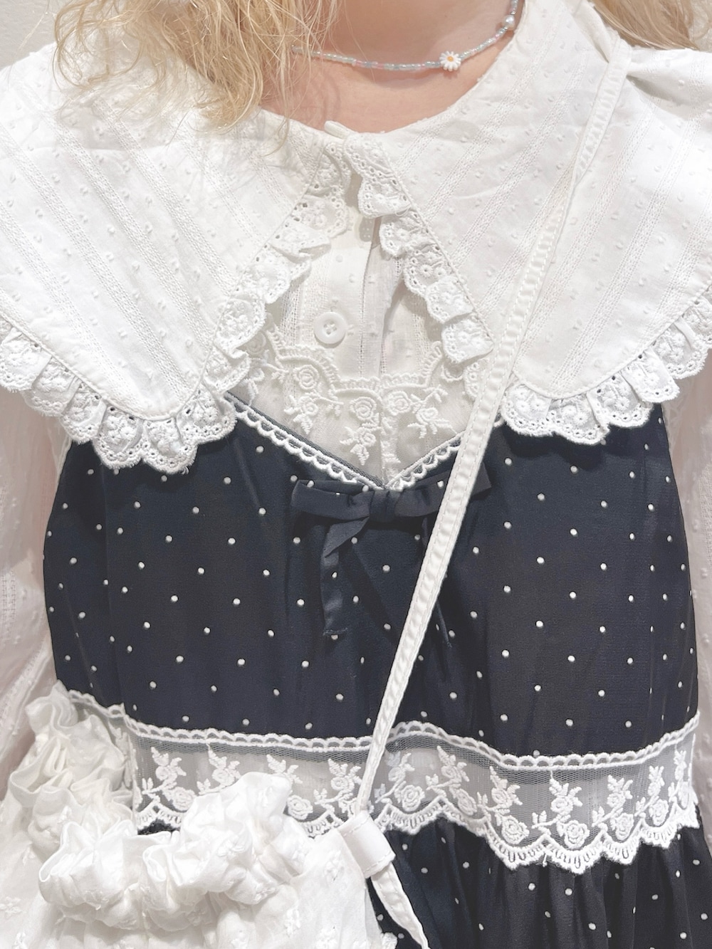 ホワイト系のシャツ/ブラウス、ブラック系のワンピース、ホワイト系のスニーカーを着用したレディースの冬コーディネートの9枚目の写真