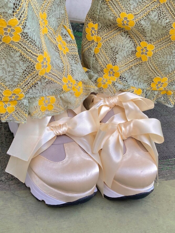 ホワイト系のスニーカー、グリーン系のその他パンツ、ベージュ系のTシャツ/カットソーを着用したレディースの春コーディネートの5枚目の写真