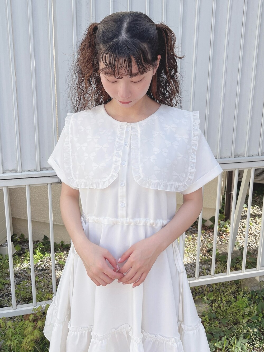 ホワイト系のワンピース、ピンク系のサンダルを着用したレディースの春コーディネートの6枚目の写真