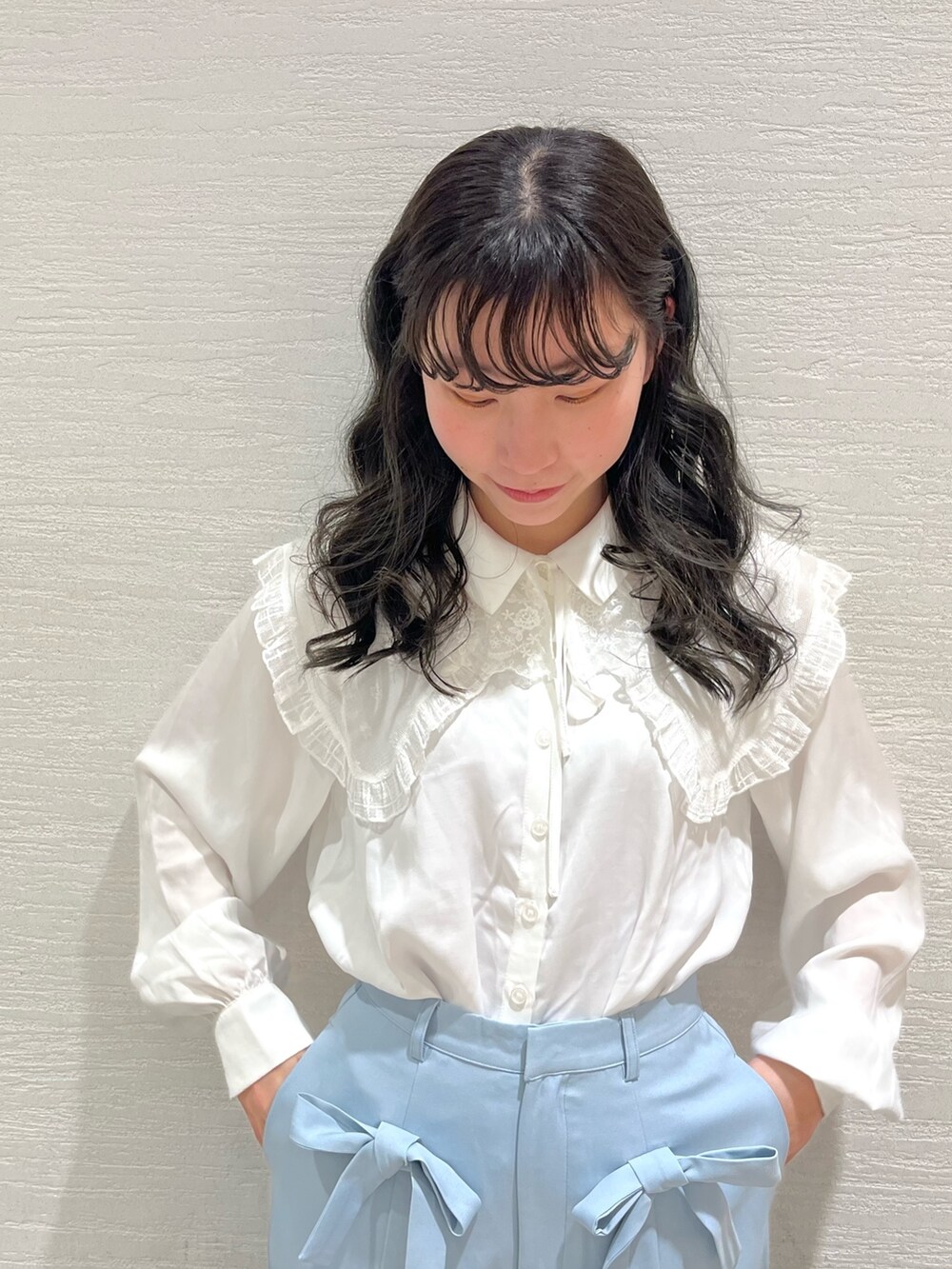 ホワイト系のチュニック、ブルー系のその他パンツ、ホワイト系のスニーカーを着用したレディースの春コーディネートの3枚目の写真