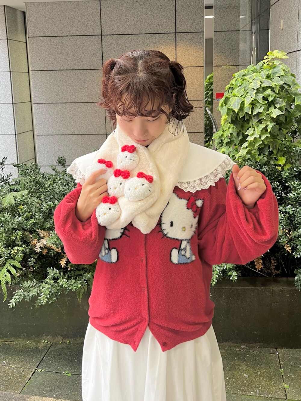 レッド系のカーディガン/ボレロ、ホワイト系のワンピース、レッド系のバレエシューズを着用したレディースの秋コーディネートの3枚目の写真
