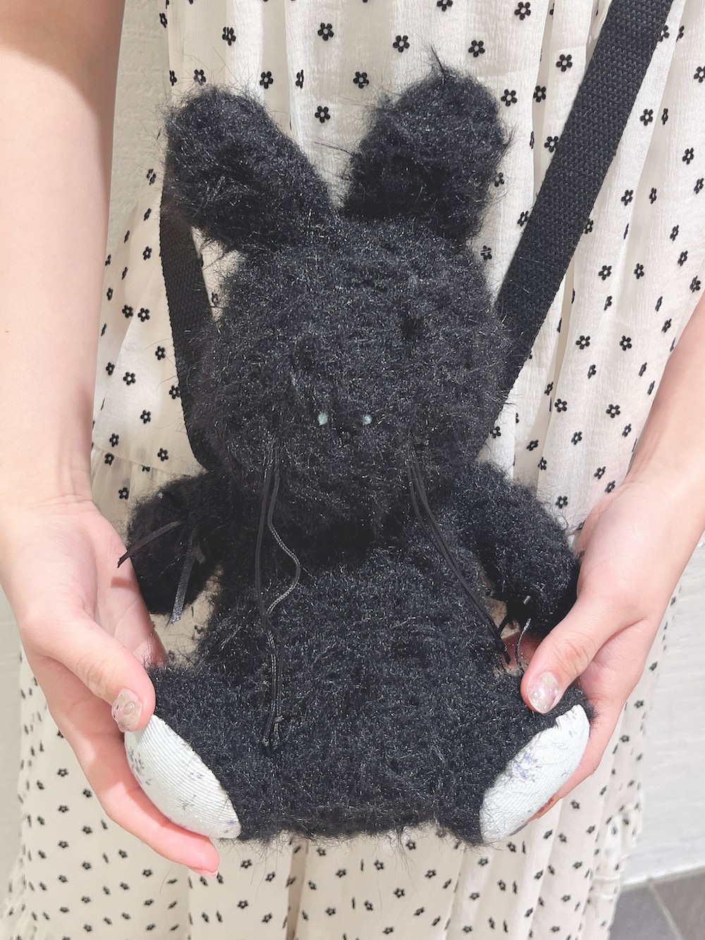 ホワイト系のワンピース、ブラック系のショルダーバッグ、ホワイト系のスニーカーを着用したレディースの春コーディネートの9枚目の写真