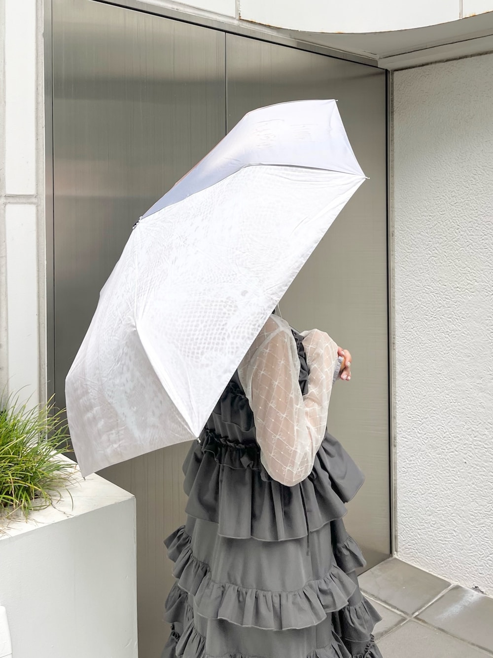 ホワイト系のTシャツ/カットソー、ホワイト系のバレエシューズ、グレー系のワンピースを着用したレディースの春コーディネートの7枚目の写真