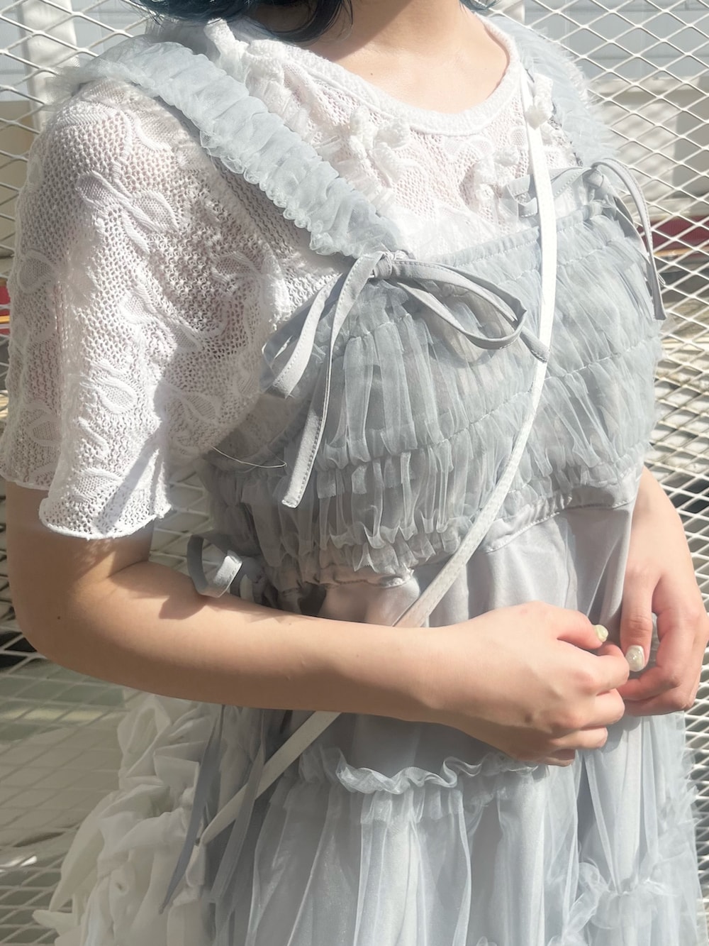 ホワイト系のTシャツ/カットソー、グレー系のワンピース、ホワイト系のショルダーバッグを着用したレディースの夏コーディネートの7枚目の写真