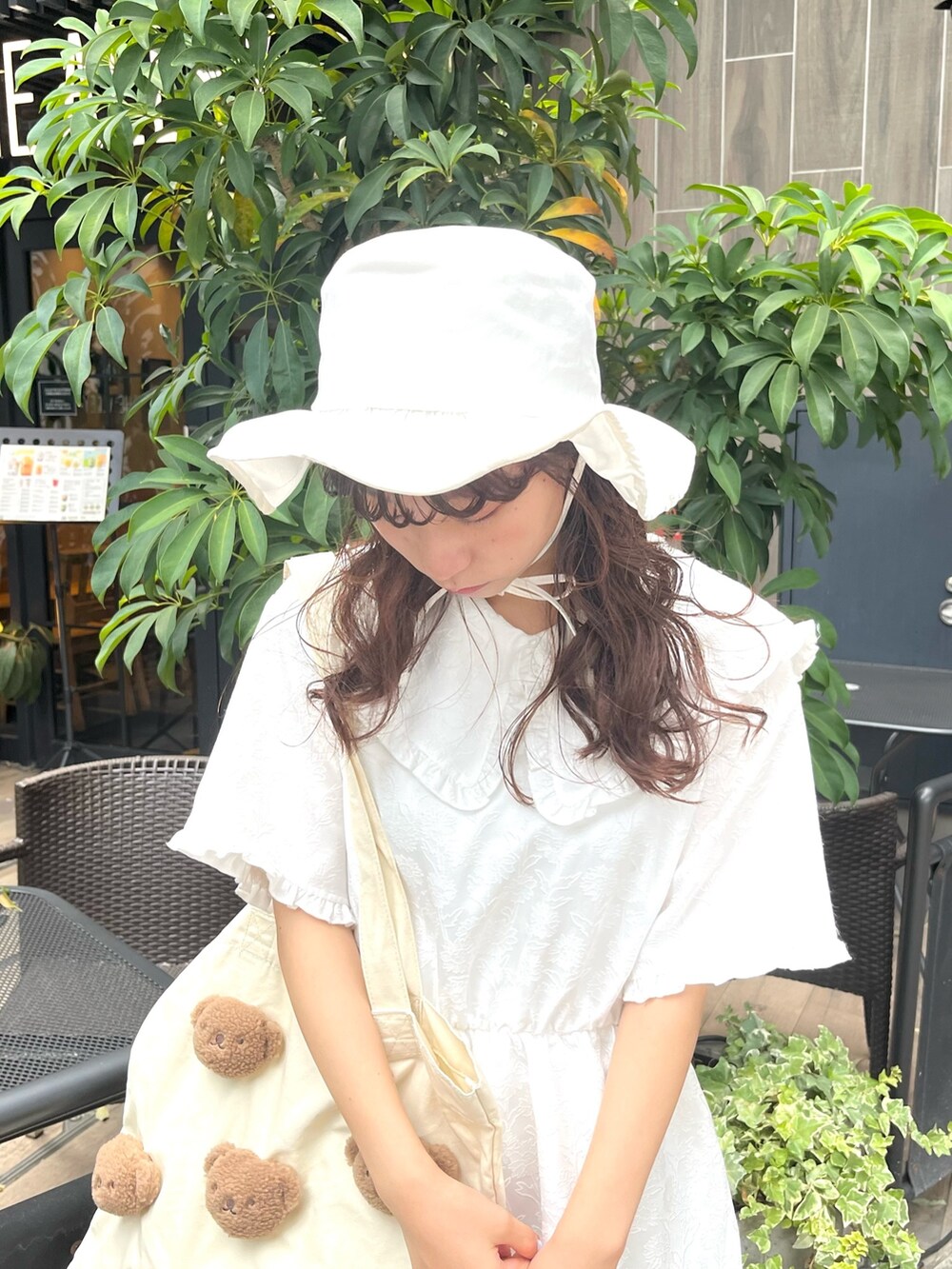 ホワイト系のスニーカー、ホワイト系のワンピース、ホワイト系のトートバッグを着用したレディースの夏コーディネートの4枚目の写真