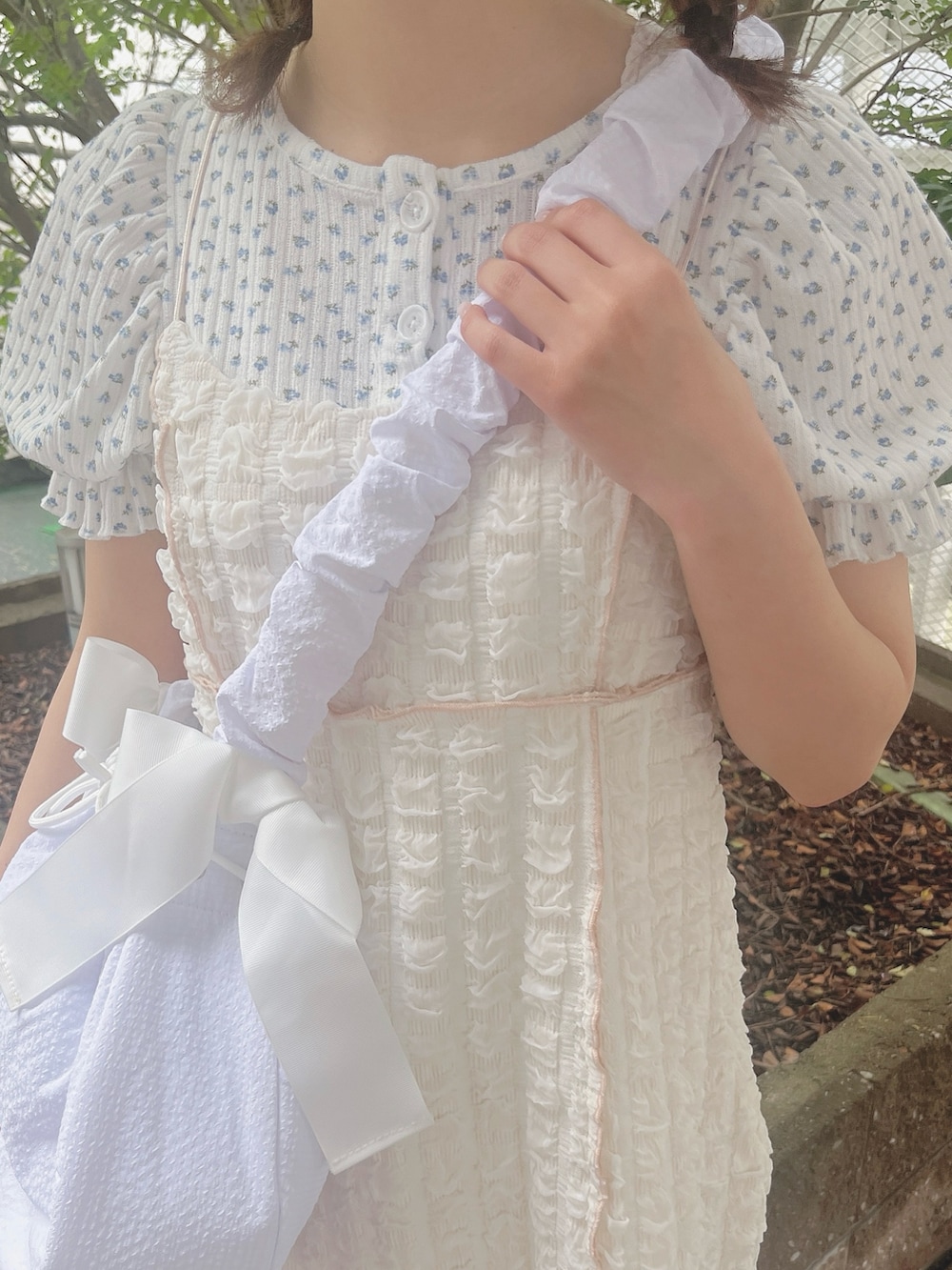 ブルー系のTシャツ/カットソー、ホワイト系のワンピース、ホワイト系のショルダーバッグを着用したレディースの夏コーディネートの7枚目の写真