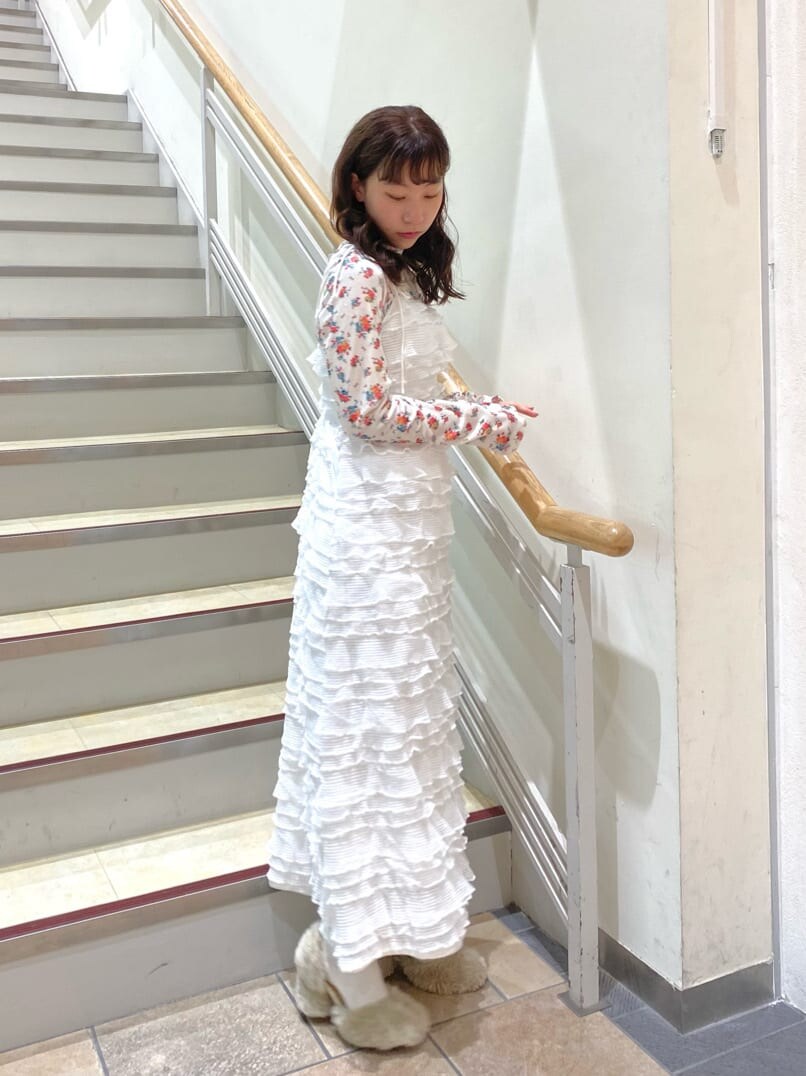 ホワイト系のパンプス、ホワイト系のパンプス、ホワイト系のTシャツ/カットソーを着用したレディースの秋コーディネートの2枚目の写真