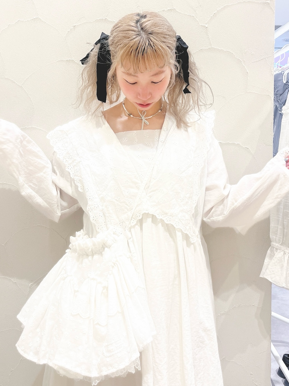 ホワイト系のワンピース、ピンク系のスウェットパンツ、ホワイト系のショルダーバッグを着用したレディースの春コーディネートの5枚目の写真