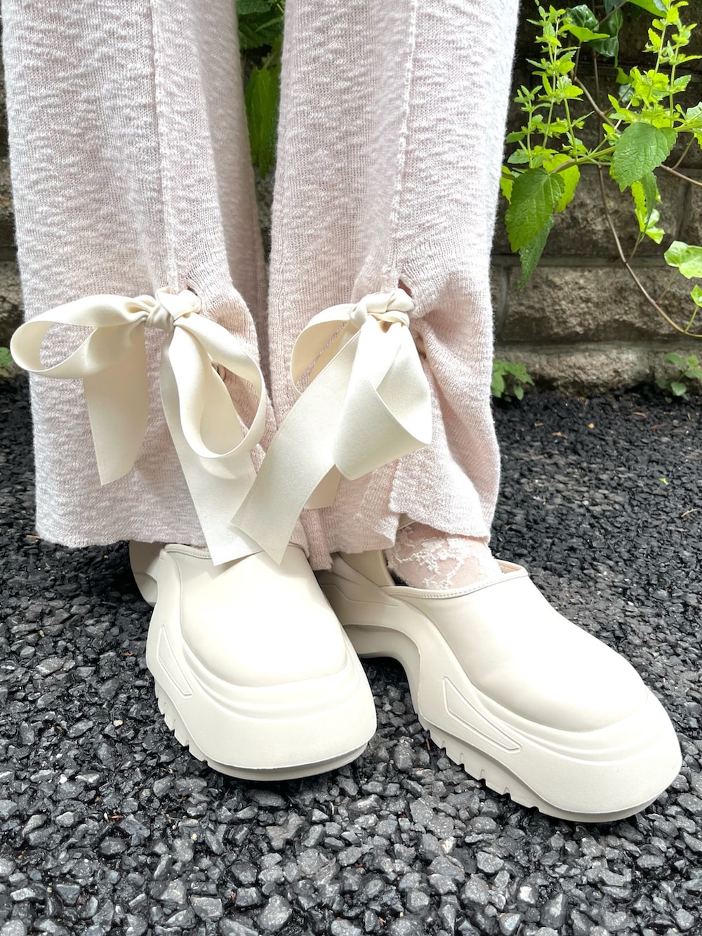 ピンク系のカーディガン/ボレロ、ピンク系のスウェットパンツ、ホワイト系のスニーカーを着用したレディースの夏コーディネートの8枚目の写真