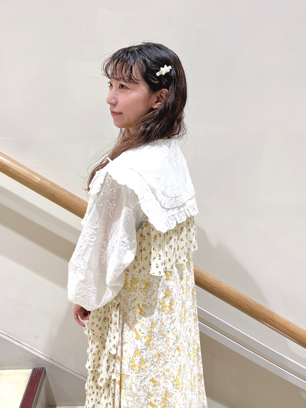 ホワイト系のシャツ/ブラウス、その他のワンピース、ホワイト系のパンプスを着用したレディースの春コーディネートの6枚目の写真