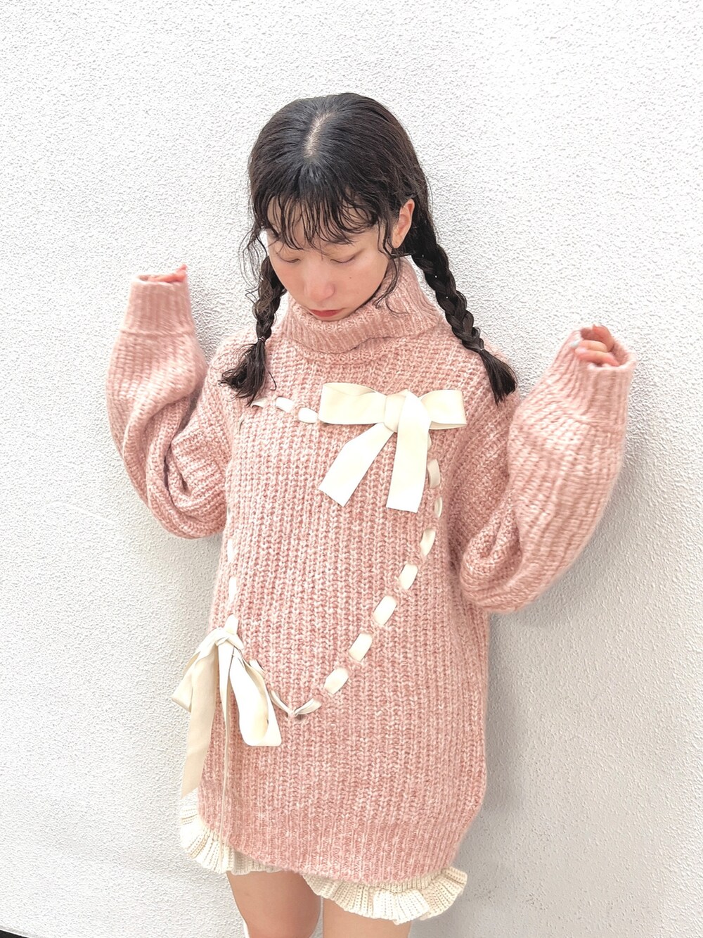 ピンク系のニット/セーター、ホワイト系のスウェットパンツ、ピンク系のスニーカーを着用したレディースの秋コーディネートの5枚目の写真