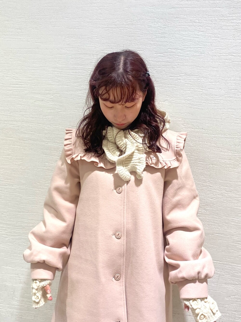 ピンク系のステンカラーコート、ホワイト系のローファー、ホワイト系のニットキャップ/ビーニーを着用したレディースの冬コーディネートの4枚目の写真