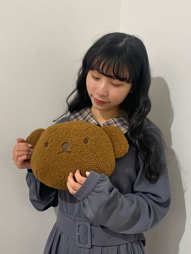 ベージュ系のブーツ、ブラウン系のハンドバッグ、ブルー系のワンピースを着用したレディースの秋コーディネートの7枚目の写真