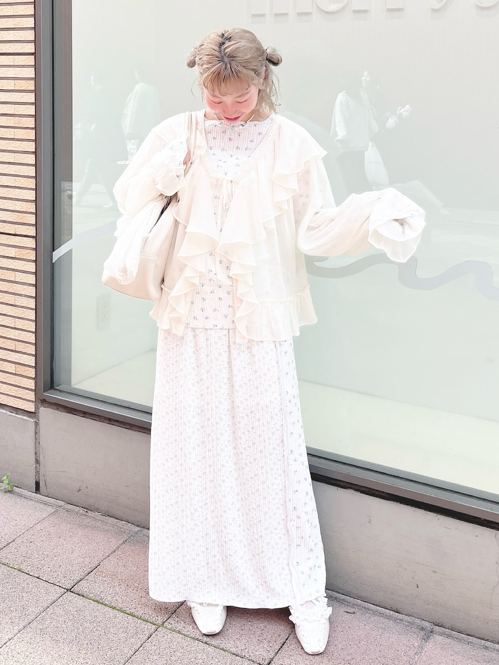 ホワイト系のカーディガン/ボレロ、ブルー系のTシャツ/カットソー、パープル系のスカートを着用したレディースの春コーディネートの2枚目の写真