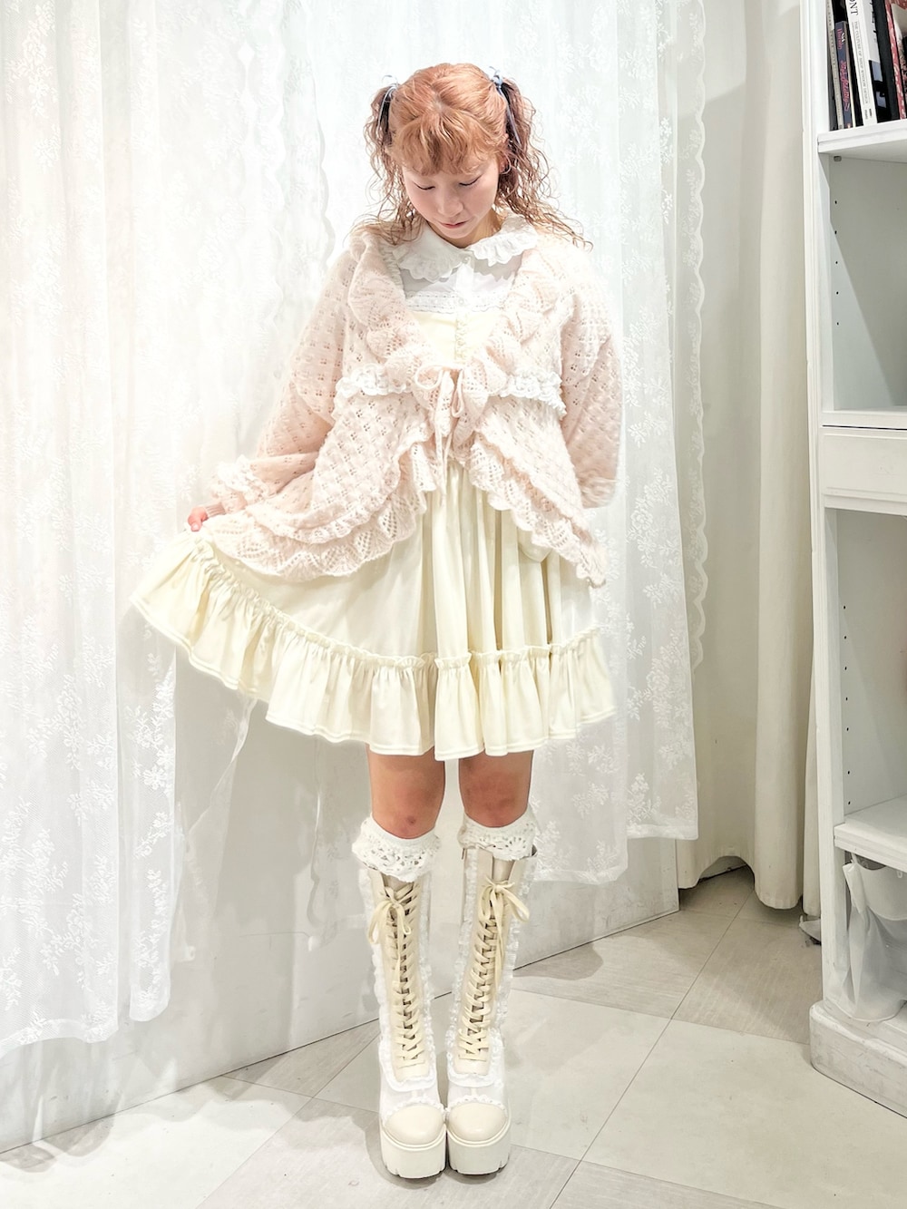 ピンク系のニット/セーター、ホワイト系のワンピース、ホワイト系のシャツ/ブラウスを着用したレディースの春コーディネートの2枚目の写真