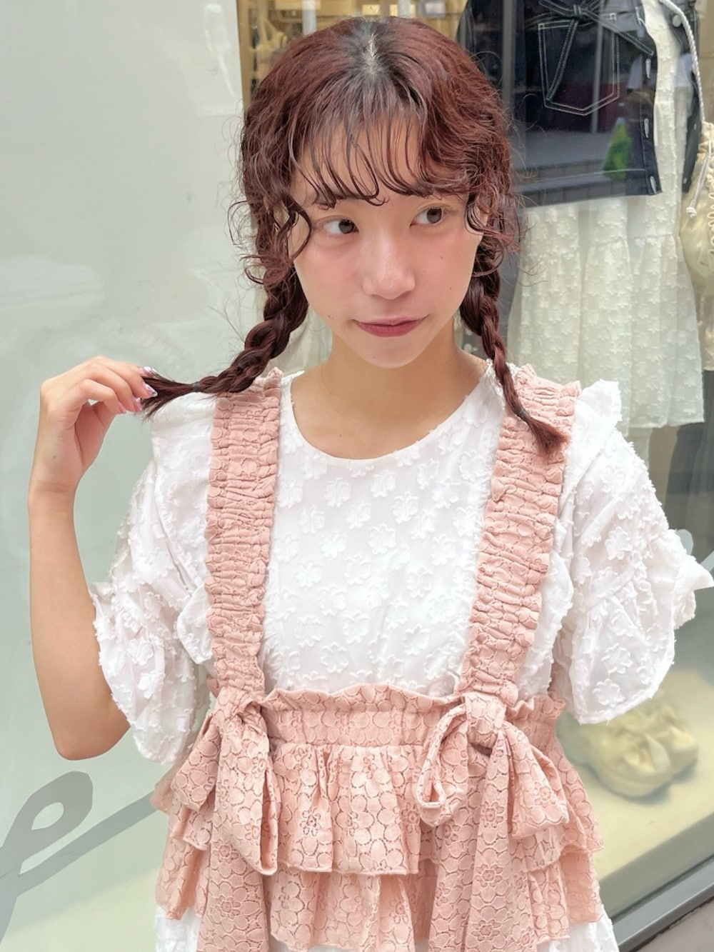 ピンク系のキャミソール、ホワイト系のワンピース、ホワイト系のスニーカーを着用したレディースの秋コーディネートの7枚目の写真