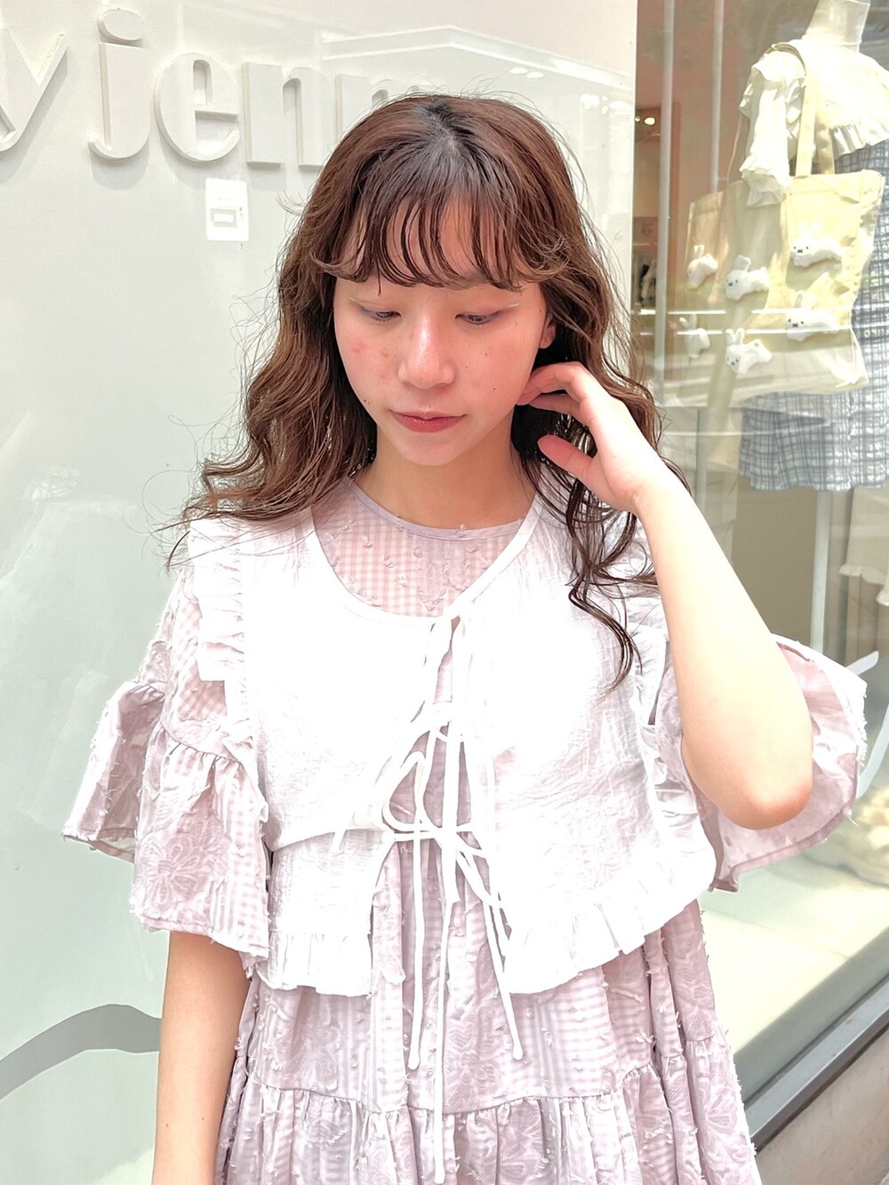 パープル系のワンピース、ホワイト系のサンダル、ホワイト系の付け襟を着用したレディースの春コーディネートの5枚目の写真