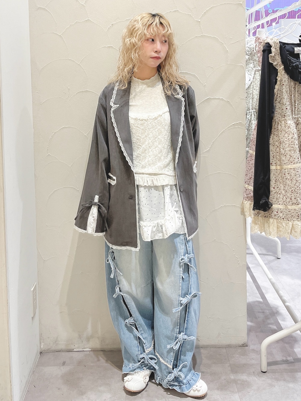 グレー系のテーラードジャケット、グレー系のTシャツ/カットソー、その他のスカートを着用したレディースの冬コーディネートの2枚目の写真