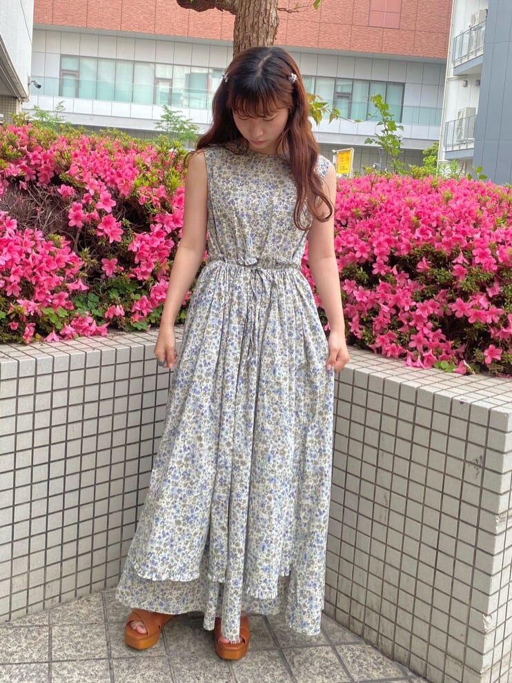 ホワイト系のTシャツ/カットソー、ブラウン系のサンダル、ブルー系のワンピースを着用したレディースの春コーディネートの3枚目の写真