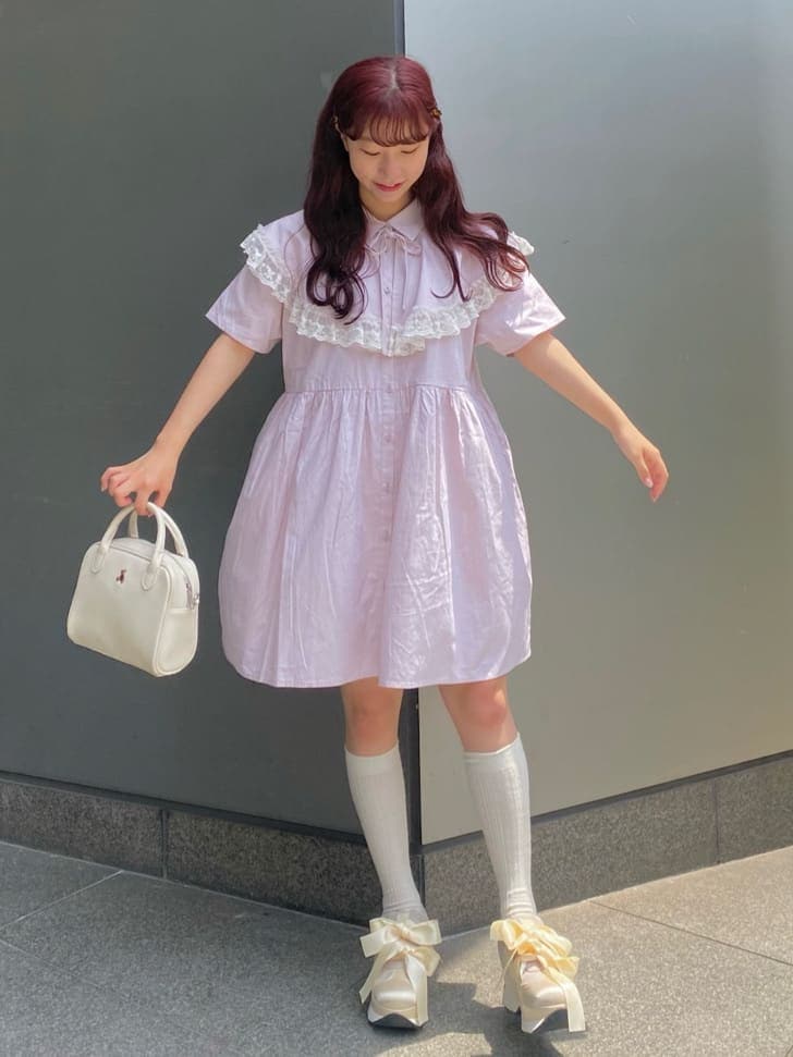 ホワイト系のスニーカー、ホワイト系のショルダーバッグ、ピンク系のワンピースを着用したレディースの夏コーディネートの2枚目の写真