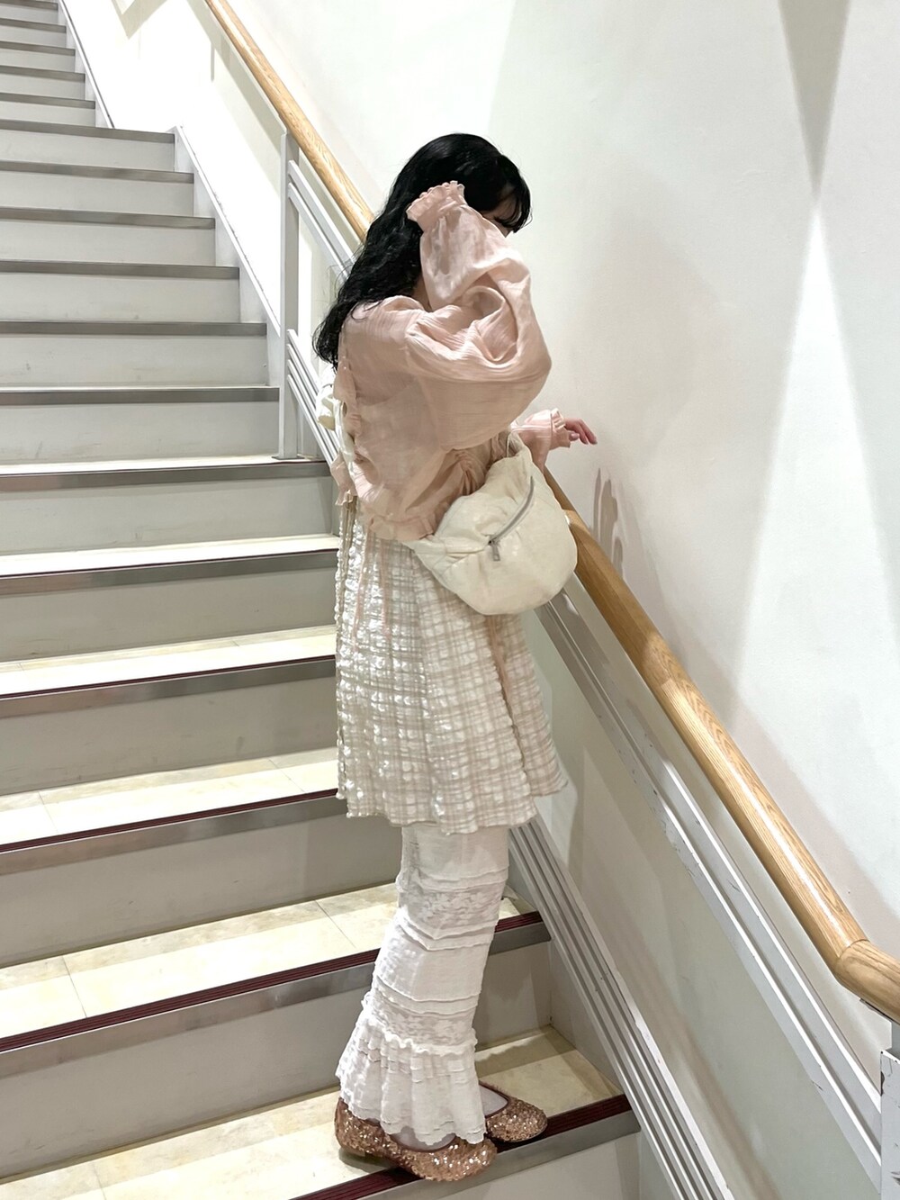 ピンク系のシャツ/ブラウス、ホワイト系のワンピース、ホワイト系のボディバッグ/ウエストポーチを着用したレディースの夏コーディネートの2枚目の写真