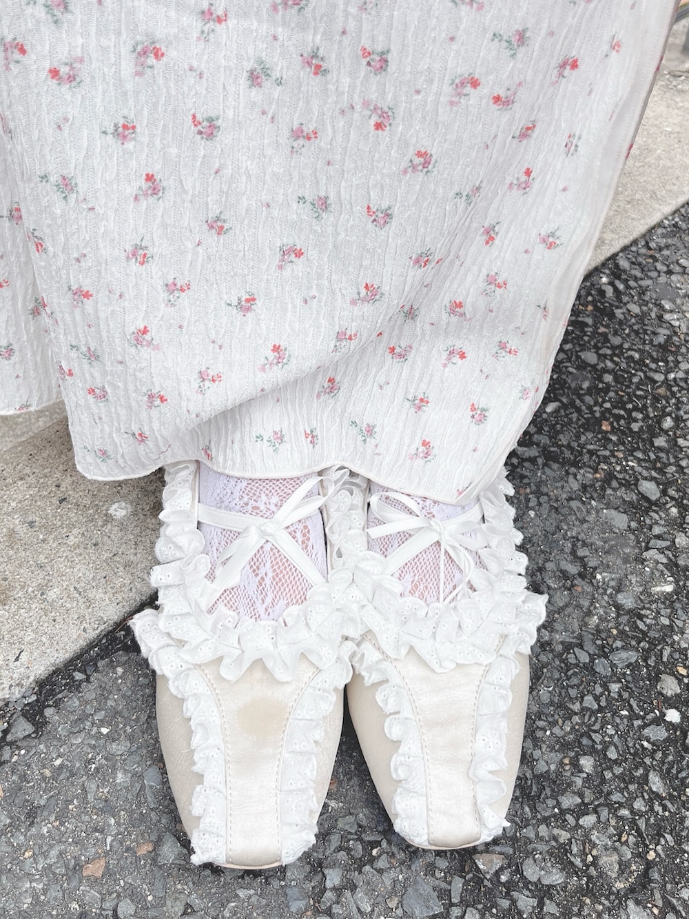 ブルー系のシャツ/ブラウス、ホワイト系のボストンバッグ、ピンク系のスカートを着用したレディースの春コーディネートの8枚目の写真