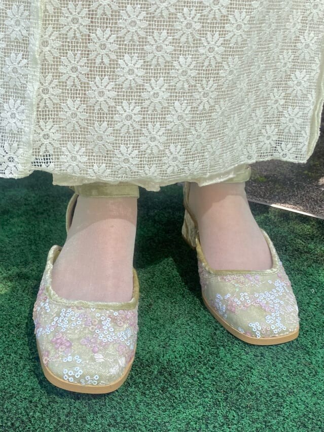 ホワイト系のワンピース、ホワイト系のキャミソール、ホワイト系のその他トップスを着用したレディースの春コーディネートの4枚目の写真