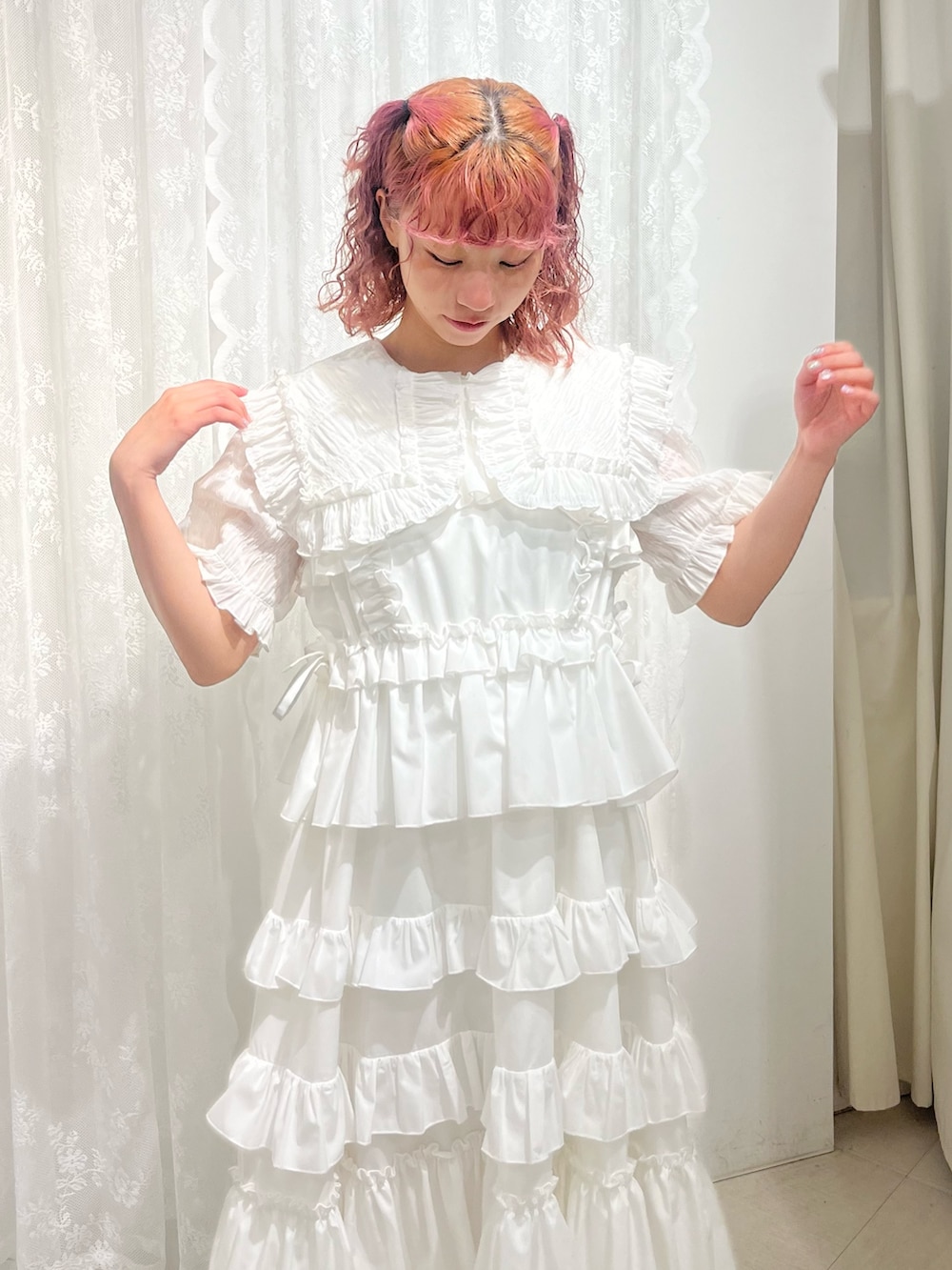 ホワイト系のシャツ/ブラウス、ホワイト系のワンピース、ホワイト系のバレエシューズを着用したレディースの夏コーディネートの4枚目の写真