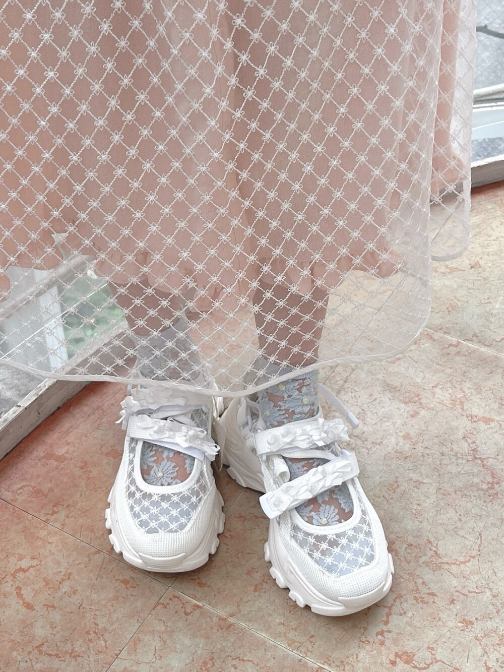 ホワイト系のショルダーバッグ、ピンク系のワンピース、ホワイト系のワンピースを着用したレディースの夏コーディネートの10枚目の写真