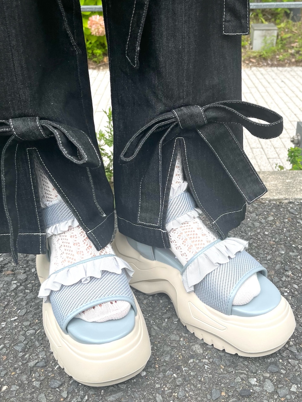 ホワイト系のシャツ/ブラウス、ブラック系のデニムパンツ、ホワイト系のトートバッグを着用したレディースの夏コーディネートの7枚目の写真