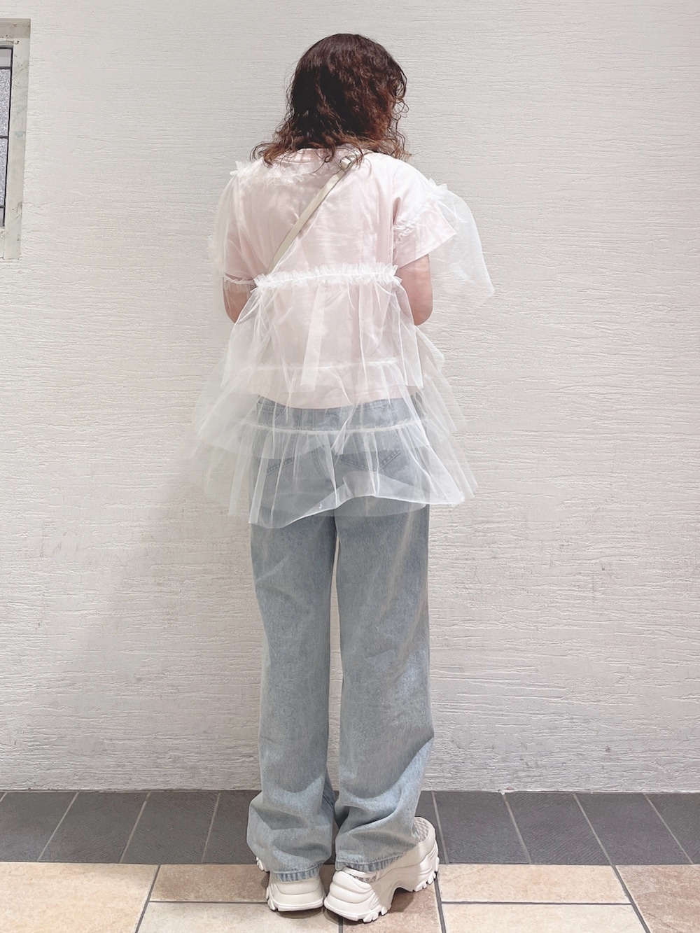 ブルー系のデニムパンツ、ピンク系のTシャツ/カットソー、ホワイト系のTシャツ/カットソーを着用したレディースの夏コーディネートの3枚目の写真