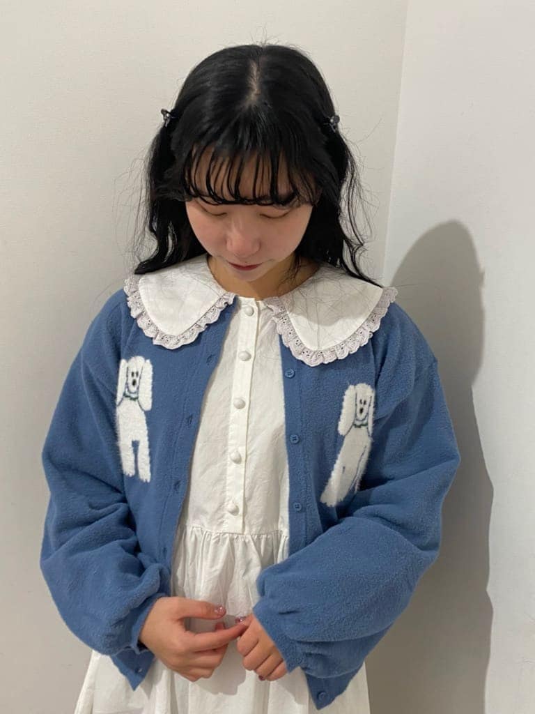 ホワイト系のスニーカー、ホワイト系のワンピース、ブルー系のカーディガン/ボレロを着用したレディースの冬コーディネートの4枚目の写真