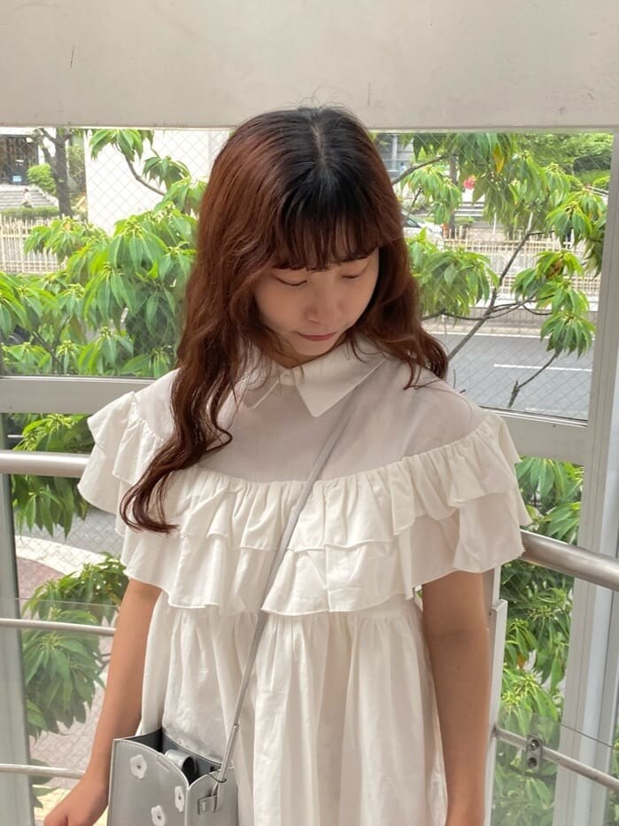 ホワイト系のワンピース、ホワイト系のその他パンツ、ホワイト系のサンダルを着用したレディースの春コーディネートの4枚目の写真