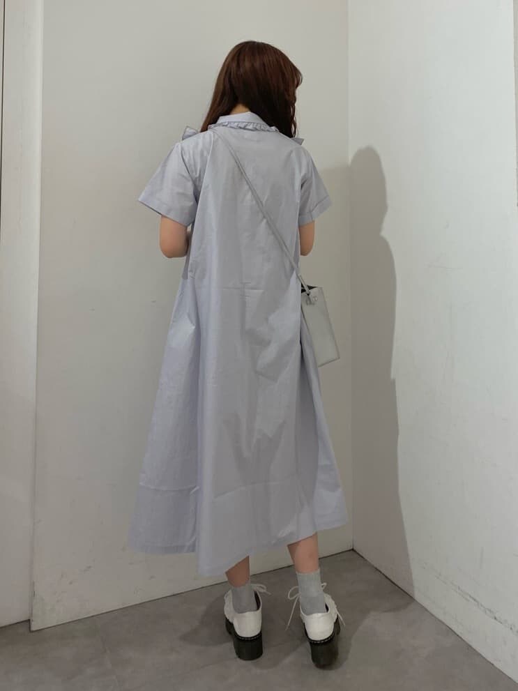 ホワイト系のその他シューズ、ブルー系のワンピース、シルバー系のショルダーバッグを着用したレディースの春コーディネートの4枚目の写真