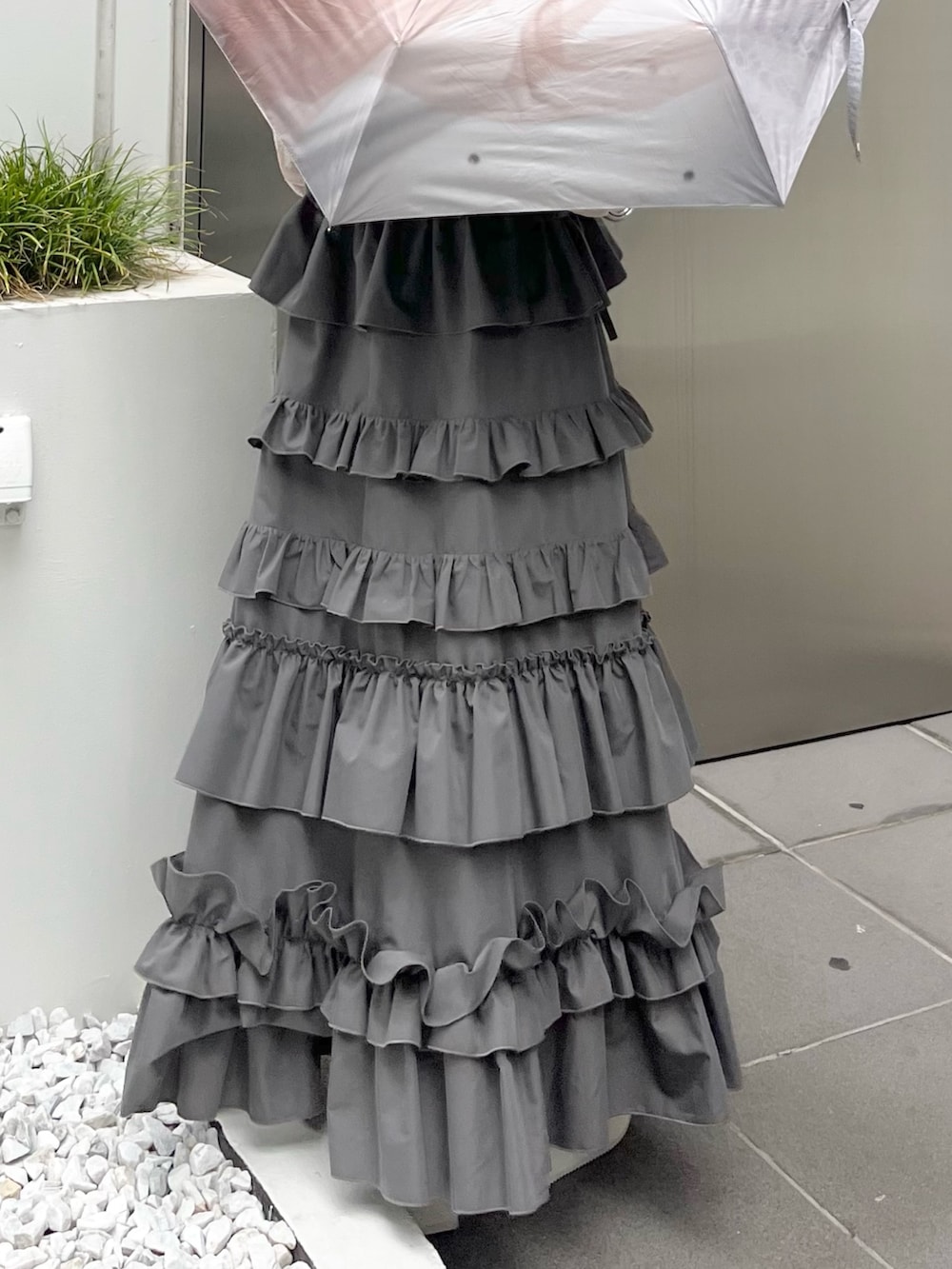 ホワイト系のTシャツ/カットソー、ホワイト系のバレエシューズ、グレー系のワンピースを着用したレディースの春コーディネートの5枚目の写真