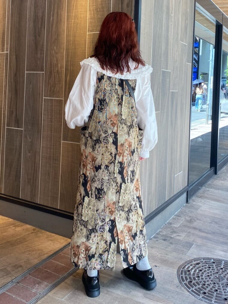 ホワイト系のシャツ/ブラウス、ブラック系のその他シューズ、その他のジャンパースカートを着用したレディースの秋コーディネートの4枚目の写真