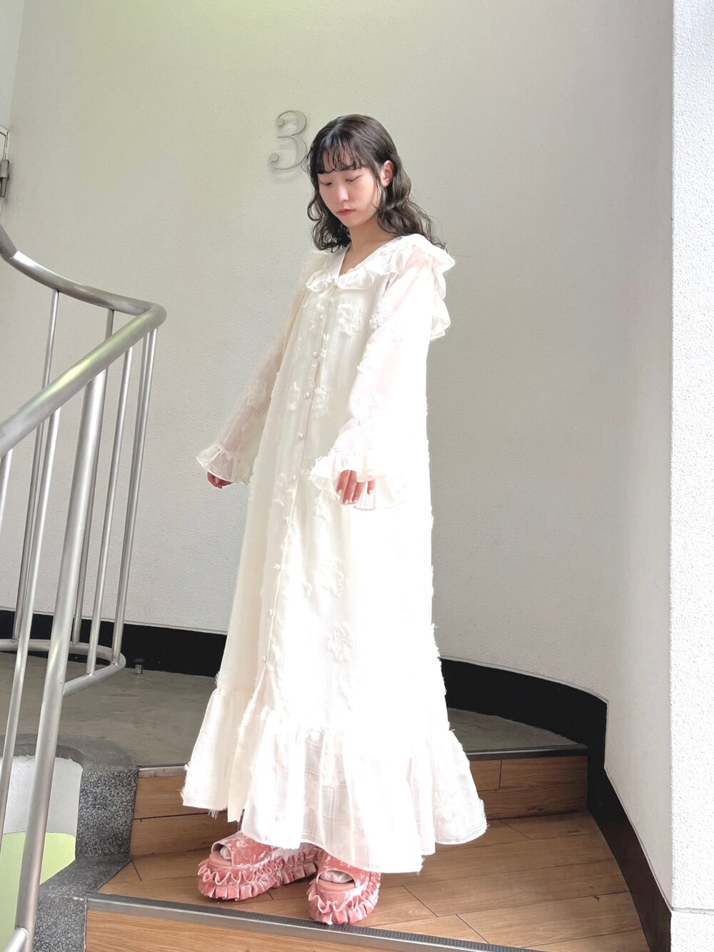 ホワイト系のワンピース、ピンク系のサンダルを着用したレディースの夏コーディネートの2枚目の写真