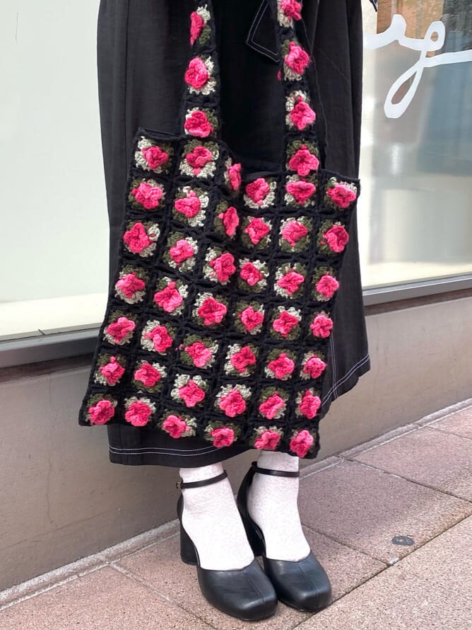 ブラック系のワンピース、ブラック系のパンプス、ブラック系のパンプスを着用したレディースの秋コーディネートの7枚目の写真