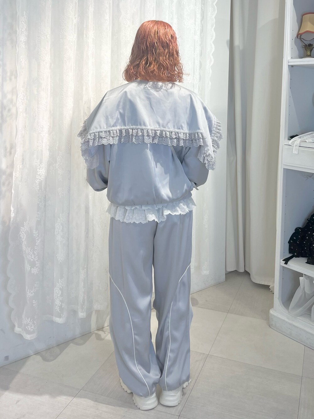 ブルー系のその他パンツ、グレー系のブルゾン、ホワイト系のショルダーバッグを着用したレディースの春コーディネートの4枚目の写真