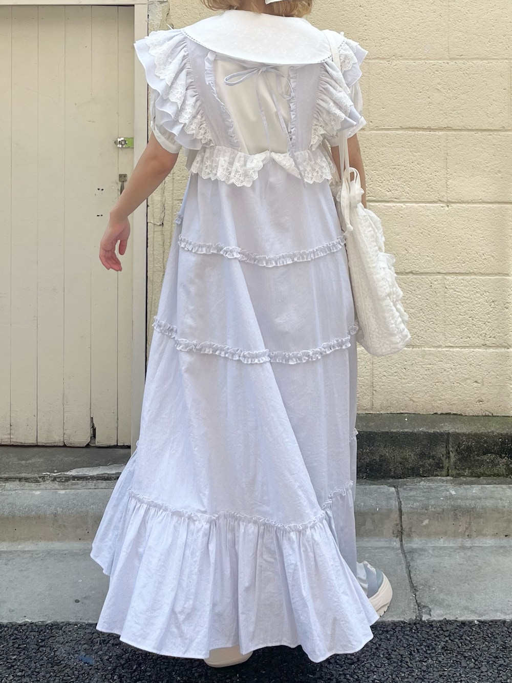 ホワイト系のシャツ/ブラウス、ブルー系のワンピース、ホワイト系のトートバッグを着用したレディースの春コーディネートの5枚目の写真