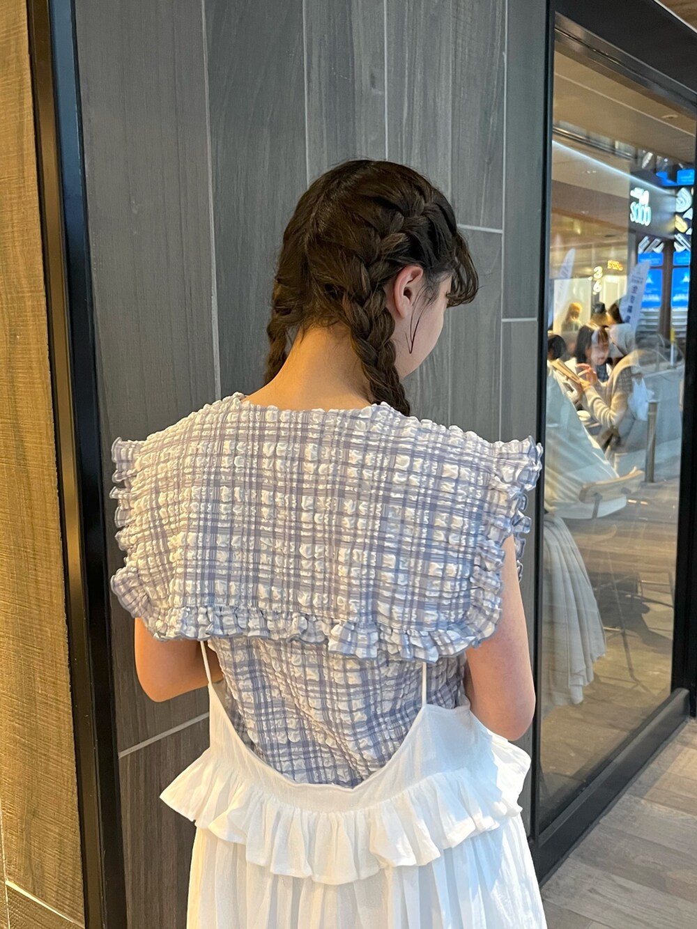 ブルー系のシャツ/ブラウス、ホワイト系のスカート、ブラウン系のパンプスを着用したレディースの春コーディネートの5枚目の写真