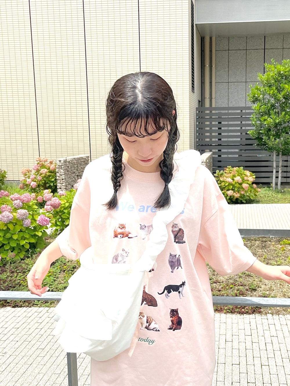 ホワイト系のショルダーバッグ、ピンク系のTシャツ/カットソー、ホワイト系のその他パンツを着用したレディースの夏コーディネートの4枚目の写真