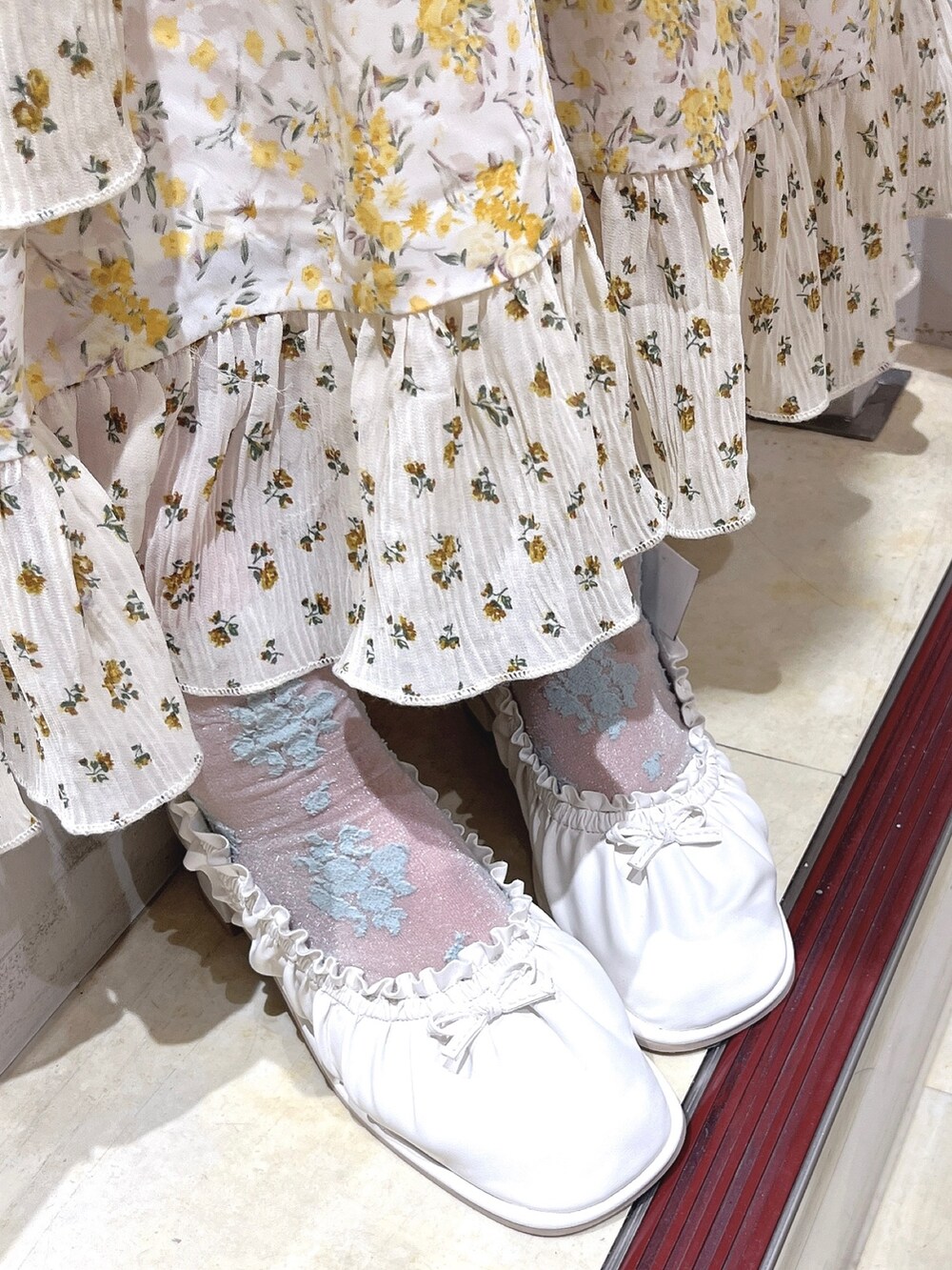 ホワイト系のシャツ/ブラウス、その他のワンピース、ホワイト系のパンプスを着用したレディースの春コーディネートの10枚目の写真