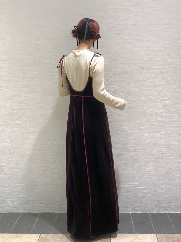 ブラック系のパンプス、ホワイト系のニット/セーター、ブラック系のパンプスを着用したレディースの秋コーディネートの4枚目の写真