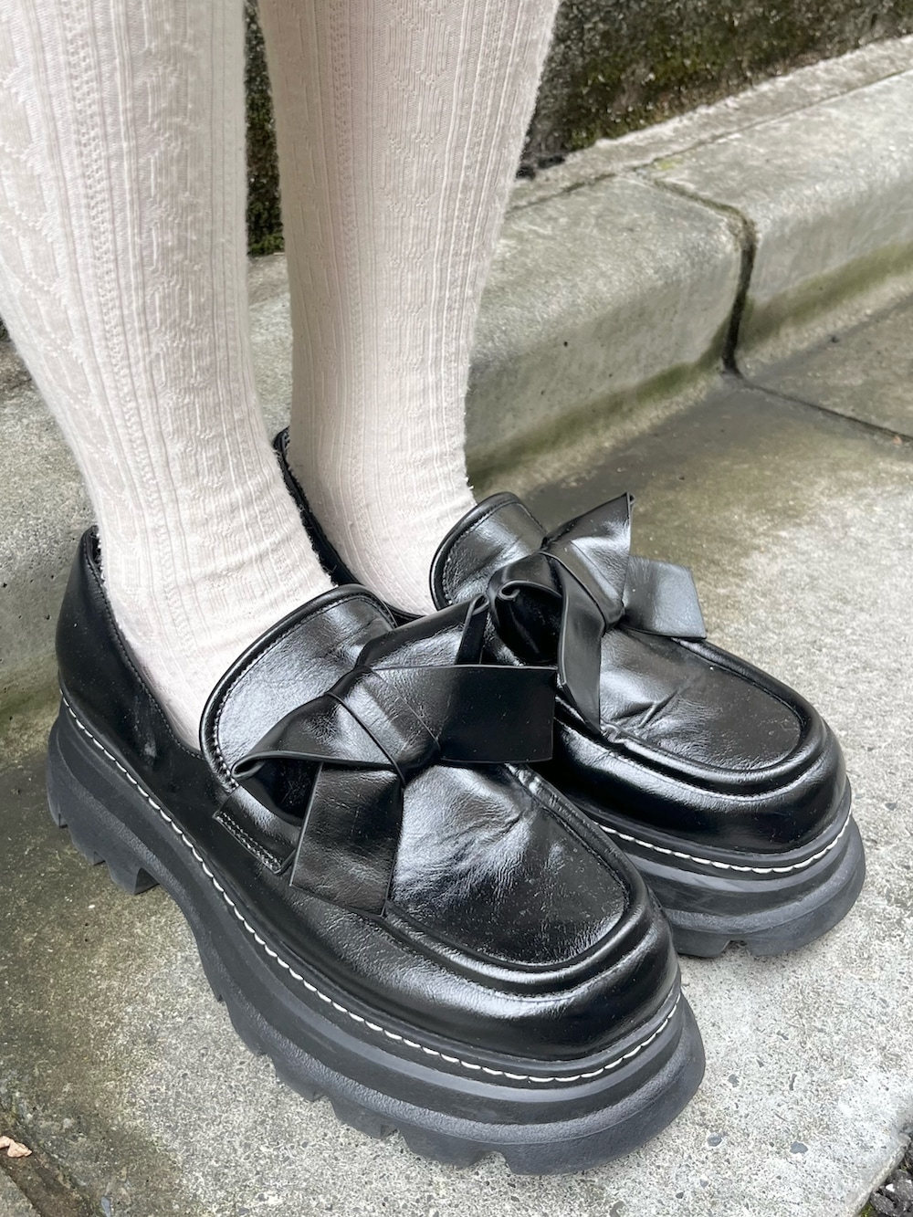 ホワイト系のシャツ/ブラウス、ブラック系のワンピース、ホワイト系のショルダーバッグを着用したレディースの秋コーディネートの10枚目の写真