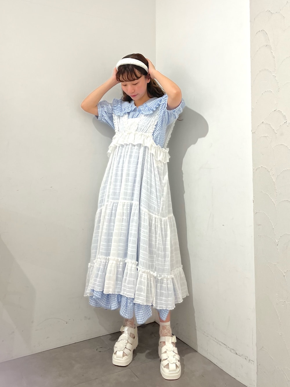 ブルー系のワンピース、ホワイト系のワンピース、ホワイト系のサンダルを着用したレディースの春コーディネートの2枚目の写真