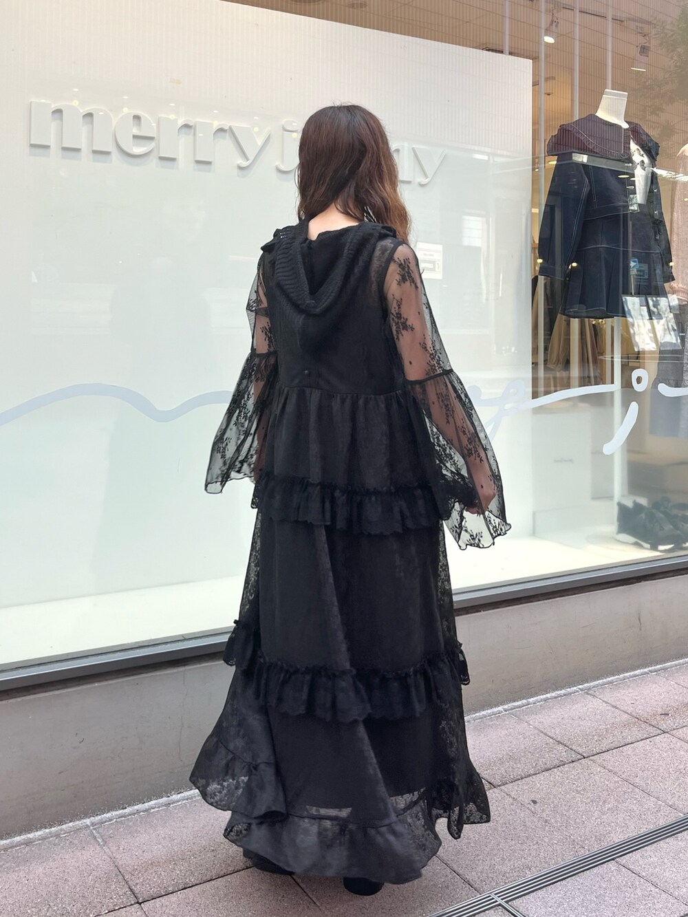 ブラック系のワンピース、ブラック系のブーツ、ブラック系のニットキャップ/ビーニーを着用したレディースの秋コーディネートの4枚目の写真