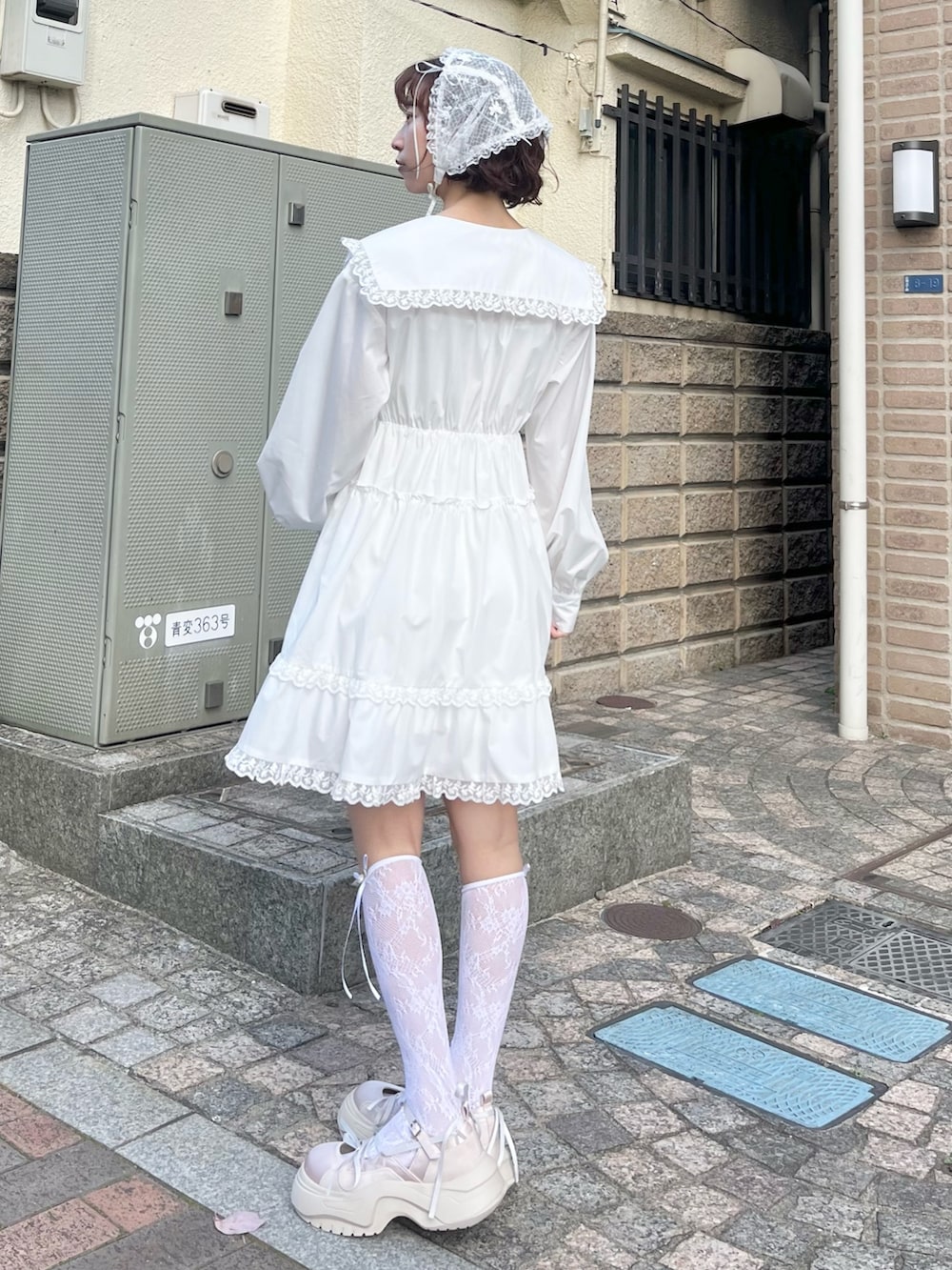 ホワイト系のワンピース、ピンク系のスニーカー、ホワイト系のカチューシャを着用したレディースの冬コーディネートの4枚目の写真