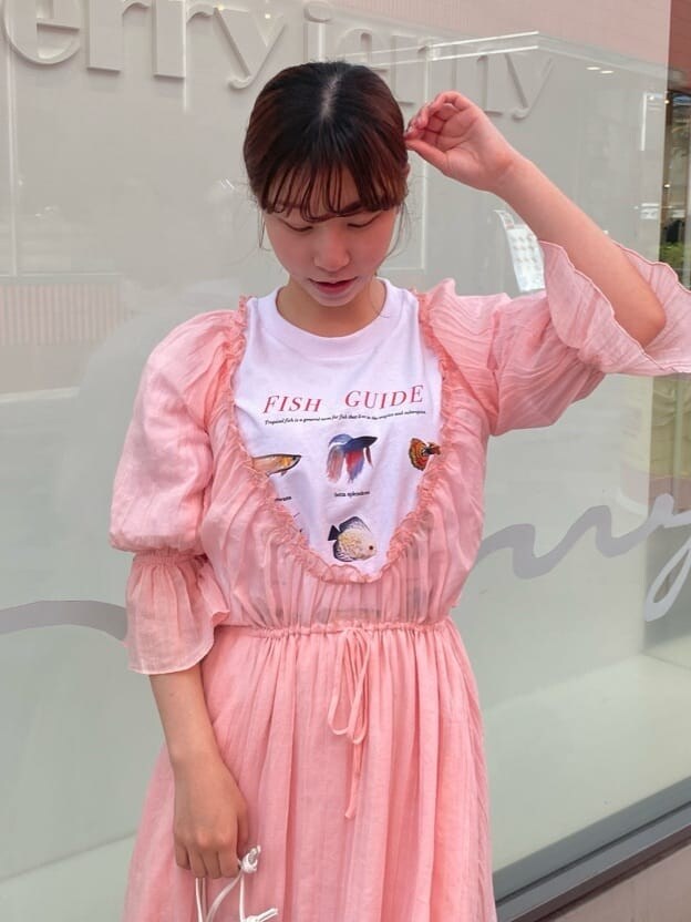 ピンク系のワンピース、ピンク系のパンプス、ピンク系のハンドバッグを着用したレディースの春コーディネートの6枚目の写真