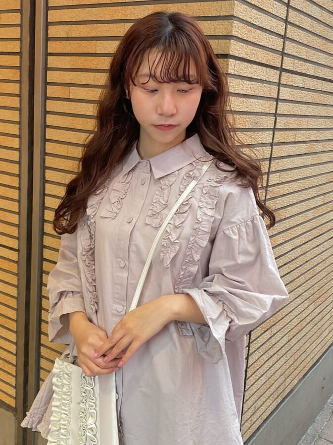 グリーン系のその他パンツ、ホワイト系のその他シューズ、ベージュ系のシャツ/ブラウスを着用したレディースの春コーディネートの3枚目の写真